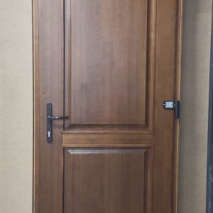 Дверь входная с многозапорным механизмом